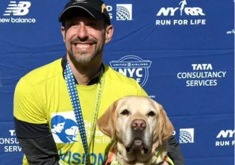 VIDEO | Un alergător nevăzător a făcut istorie. Bărbatul a terminat semimaratonul de la New York asistat exclusiv de câini ghizi