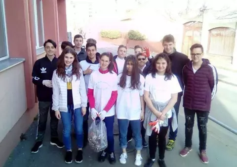 Elevii unei școli din Timișoara au curățat străzile de mucuri de țigară. Operațiunea „Chistocless”