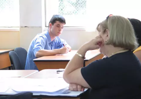 OPINIE/ „Rușinos mi se pare că s-au revoltat copiii, nu părinții lor”. Oana Dușmănescu, despre protestul elevilor îndemnați să dea foile goale la simularea Evaluării Naționale