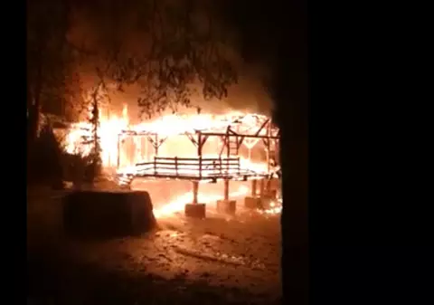 VIDEO | Incendiu masiv la un complex de agrement din Târgu Mureș. A fost pericol de explozie, fiindcă alimentarea cu gaze n-a putut fi oprită