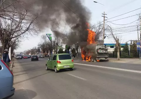 VIDEO | O mașină de la salubritate a luat foc în mijlocul orașului Ploiești