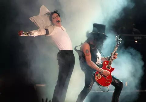 Efectele documentarului despre abuzurile lui Michael Jackson: Mai multe posturi radio i-au scos muzica, iar o statuie a lui fost îndepărtată, în timp ce familia și prietenii îi iau apărarea