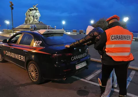 Fetiță româncă de 13 ani, obligată de propria mamă să se prostitueze în Italia. Copila era amenințată cu moartea