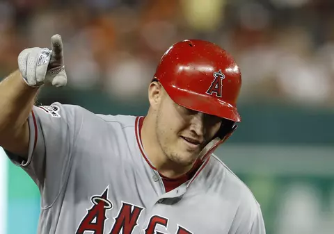 Jucătorul de baseball Mike Trout a semnat cel mai mare contract din istoria sportului: 430.000.000 $ pe 12 ani, adică 100.000 $ pe zi