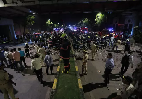 O pasarelă de pietoni s-a prăbușit în India. Cel puțin patru persoane au murit și alte câteva zeci au fost rănite