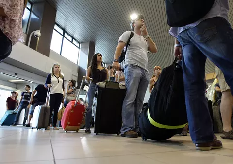 CAMERA ASCUNSĂ | Otopeni, 14 milioane de călători și 10 cărucioare! De luni bune, în cel mai mare aeroport al României oamenii își târăsc bagajele ca Fred și Barney în epoca de piatră