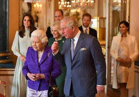 FOTO | Recepţie la Palatul Buckingham, pentru a marca împlinirea a 50 de ani de când Charles a devenit prinţ de Wales. Kate și Meghan au fost prezente la eveniment
