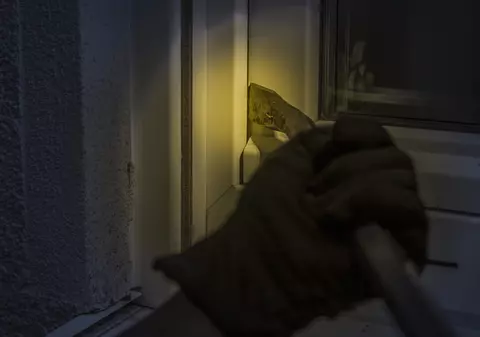 Hoții din Constanța care intrau peste oameni în casă. Victima i-a văzut fugind cu televizorul în brațe