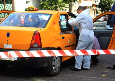 Un taximetrist a murit în timp ce se afla la volan, în trafic. Ceilalți șoferi au început să claxoneze