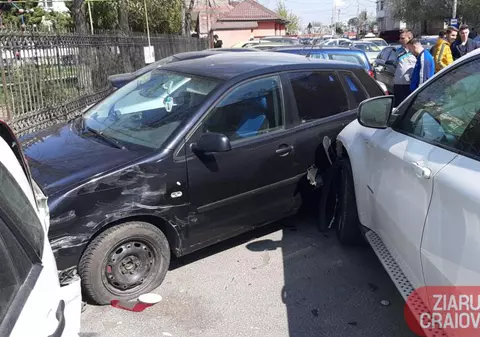 O șoferiță a făcut prăpăd pe stradă: a avariat șase mașini dintr-o lovitură!