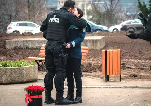Cea mai nonconformistă cerere în căsătorie. O polițistă din Iași a avut parte de așa ceva chiar în timpul unei misiuni