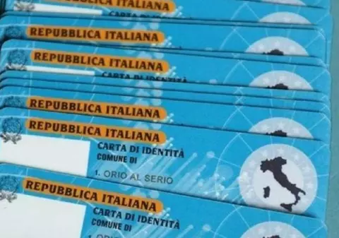 Român cu 174 de buletine false, prins la Torino. Tânărul se află în arest preventiv