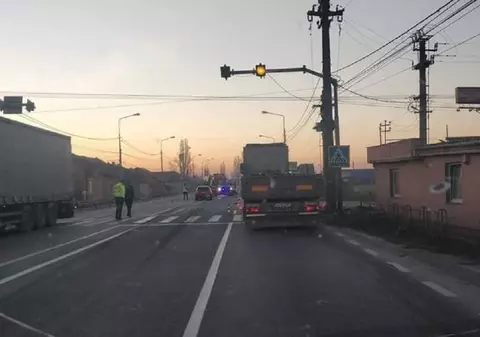 O femeie a murit la Sântion, spulberată de o mașină la peste 20 de metri