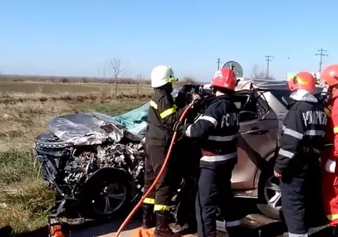 Un bărbat a murit pe loc, după ce mașina lui a fost făcută praf de un TIR, între Pecica şi Nădlac