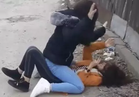 Fată de 13 ani, bătută și călcată în picioare de alte două adolescente. Agresoarea: „M-am jurat că eu pe tine pe calc pe cap”. Filmarea a fost postată pe Facebook