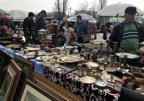 Târgul colecționarilor de pe Valea Cascadelor a devenit un amalgam! Se vând de toate aici: de la obiecte de artă la căpșuni și unt bio