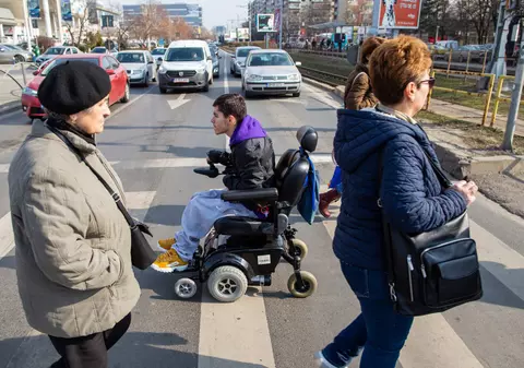 FOTO & VIDEO | Bucureștiul văzut din scaunul cu rotile al unui tânăr de 18 ani. 10 lucruri pe care să ni le amintim când ne plângem că ne e greu să circulăm