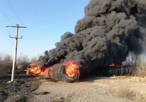 Incendiu puternic la un depozit de cauciucuri din Galaţi, cu degajare mare de fum (VIDEO)