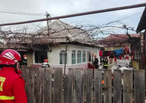 Incendiu puternic la o casă din Neamț. Flăcările s-au extins și la o anexă a gospodăriei