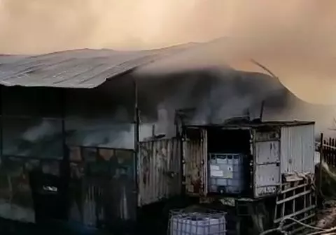 UPDATE / Incendiul de la ferma din Argeș a fost localizat. Flăcările nu au ajuns la sacii cu azot și rezervoarele de motorină din interior