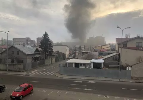 UPDATE/ Incendiu puternic la un depozit din zona Obor. Mesaj Ro-Alert emis din cauza degajărilor mari de fum (FOTO&VIDEO)