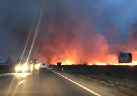 Incendiu puternic de vegetație. Traficul pe DN 1, complet blocat vineri seara
