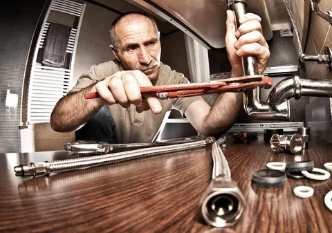 Se caută 1.000 de muncitori calificați. Cât câștigă un instalator, un electrician sau un reparator de frigidere în România