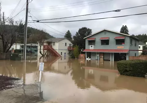 Inundații devastatoare în nordul Californiei. Zeci de mii de oameni au fost evacuați. A fost declarată starea de urgență / FOTO&VIDEO