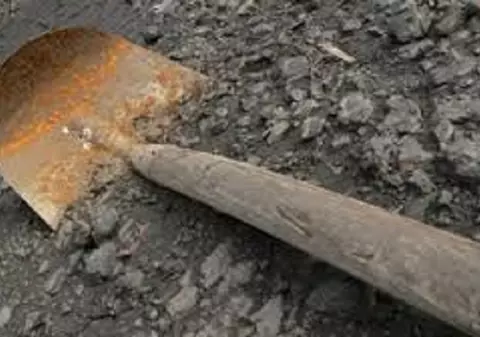 Un bărbat a fost bătut cu lopata de fiul concubinei sale! Totul a pornit de la o pereche de cercei