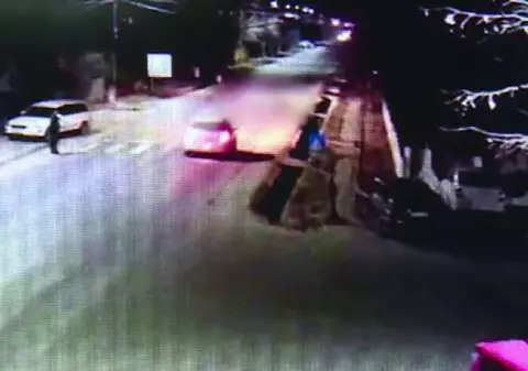 Momentul în care un bărbat întins pe șosea a fost călcat de două mașini în Dâmbovița. Scena a fost filmată / VIDEO