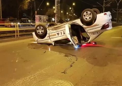 VIDEO/ Momentul în care o mașină de poliție s-a răsturnat în cartierul Militari, surprins de camerele de supraveghere