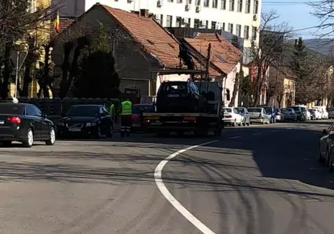 Mașini ridicate în Cluj și mutate pe cealaltă parte a drumului. Cum s-a ajuns în situația complet inedită