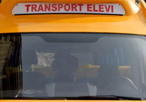Un microbuz cu 11 elevi a fost reținut de polițiști! Micuții se întorceau de la un concurs școlar