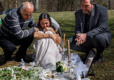 O mireasă plânge la mormântul logodnicului său, în ziua nunții lor. A fost ucis cu doar câteva săptămâni înainte de eveniment (FOTO)