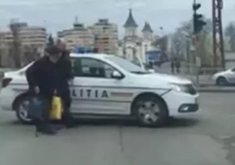 VIDEO | Un polițist a oprit traficul într-o intersecție aglomerată pentru a ajuta un bătrân să traverseze