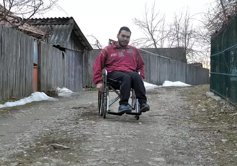 Nicky, băiatul în scaun cu rotile, student la Drept: „Cred că se mai poate face dreptate în țara asta”