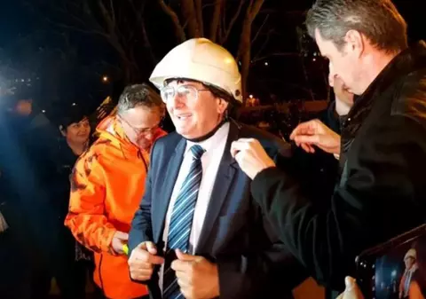 Ce sancțiune riscă primarul Timișoarei, după ce a tăiat cablurile de internet și TV. Protecția Consumatorului: „Avea nevoie de aviz psihologic de lucru la înălțime”
