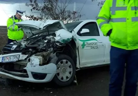 O ambulanță pentru dializă s-a ciocnit de un microbuz cu pasageri în Botoșani / FOTO