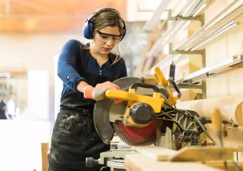 O femeie din Slovenia și-a tăiat mâna pentru a încasa ilegal despăgubiri de 400.000 de euro. Pedeapsa pe care o riscă pentru fapta ei