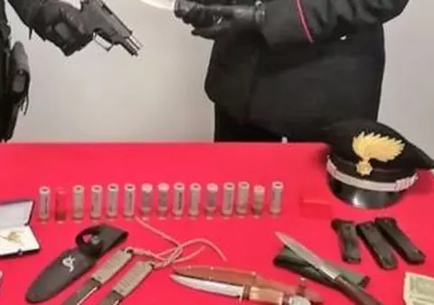 O româncă însărcinată și înarmată cu un pistol automat dădea spargeri în locuințe în Italia. Arsenalul descoperit de carabinieri