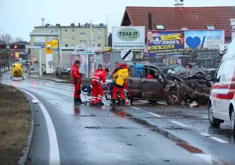 O româncă s-a urcat beată la volan și a făcut dezastru în Austria. Alcoolemia uriașă cu care a fost depistată / FOTO&VIDEO