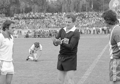 A murit fostul arbitru Otto Anderco. A fost tușier la finala Campionatului European din 1980. În 1981, a fost arestat