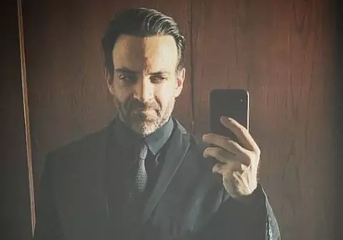 Actor în ipostaze incendiare după ce a recunoscut că e bisexual. Se afișează complet dezbrăcat pe rețelele de socializare