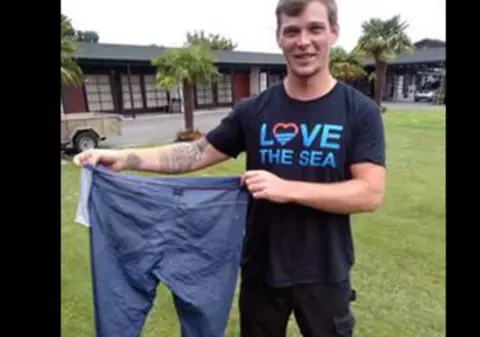 Un bărbat care a căzut în mare și-a salvat viața cu ajutorul pantalonilor. Cum a reușit asta