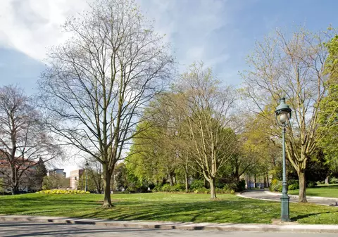 Două românce, surori gemene, au fost găsite moarte într-un parc din Paris. Ce ipoteză au anchetatorii