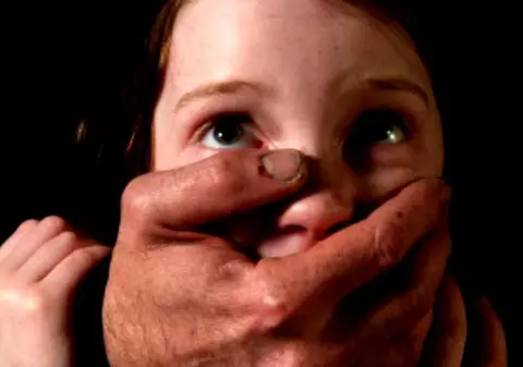 Pedofil din Reșița, condamnat la opt ani de închisoare. A fost prins în pat cu un băiat căruia îi promisese că-l va face „bărbat între bărbați”