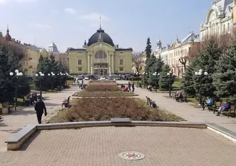 CORESPONDENȚĂ DIN UCRAINA | Babușka la pătrat plus Eminescu. Cum arată Cernăuțiul anului 2019, centrul regiunii în care peste 100.000 de etnici români își votează mâine președintele