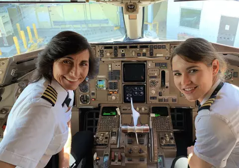 Surpriza pe care au avut-o pasagerii unui avion în timpul zborului. Cine pilota aeronava