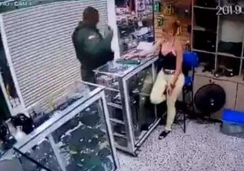VIDEO | Un polițist s-a sinucis în fața iubitei sale! A mers la magazinul unde lucrează femeia și și-a tras un glonț în cap