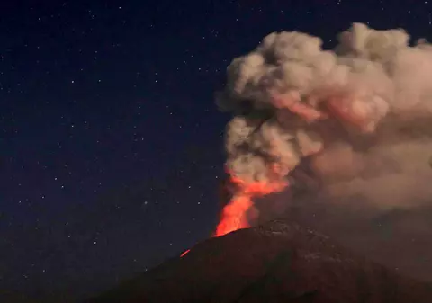 Vulcanul Popocatepetl din Mexic a început să erupă